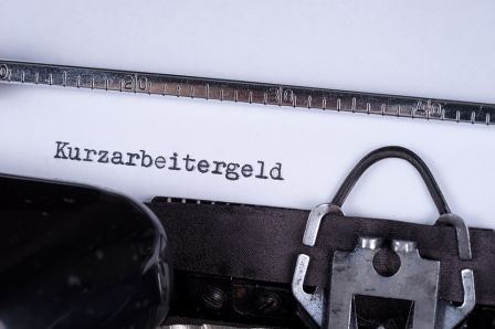 Foto: Schreibmaschine mit Aufschrift Kurzarbeitergeld